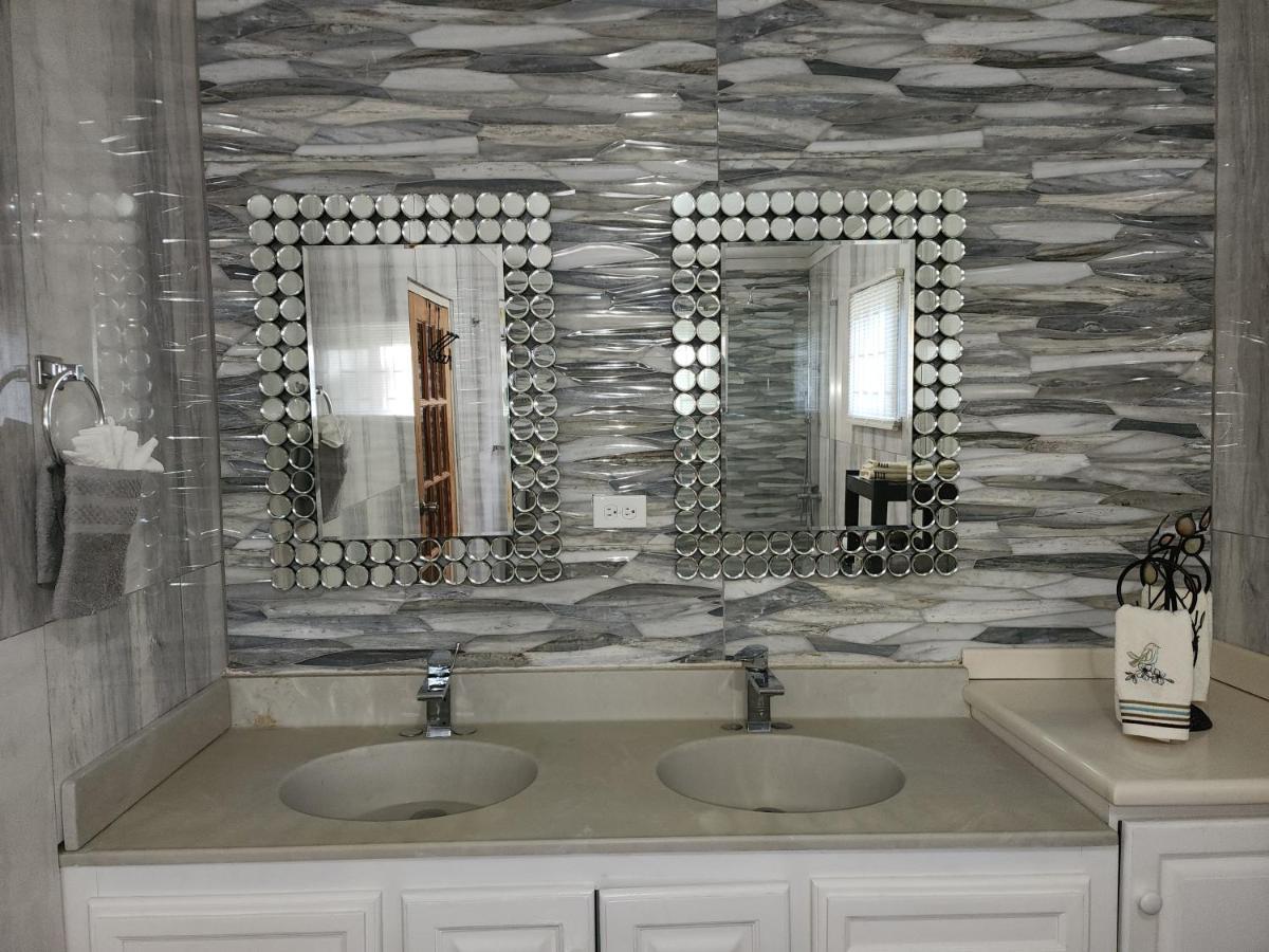 11Onessex1 In The Heart Of Kingston Ja Dn Vacations Apartment Екстериор снимка