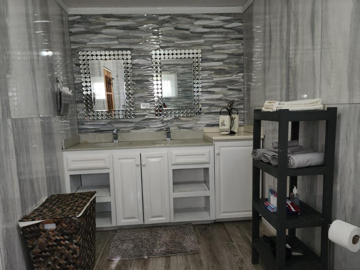 11Onessex1 In The Heart Of Kingston Ja Dn Vacations Apartment Екстериор снимка
