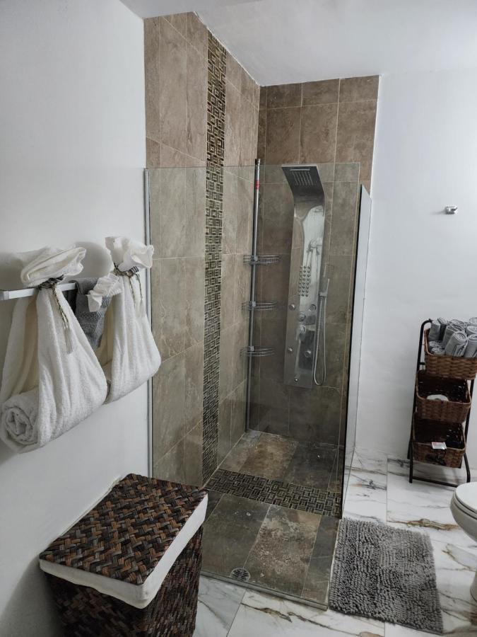11Onessex1 In The Heart Of Kingston Ja Dn Vacations Apartment Екстериор снимка
