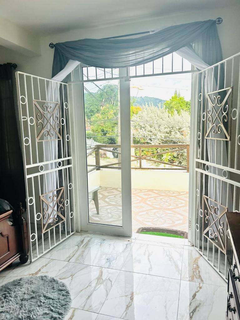 11Onessex1 In The Heart Of Kingston Ja Dn Vacations Apartment Екстериор снимка